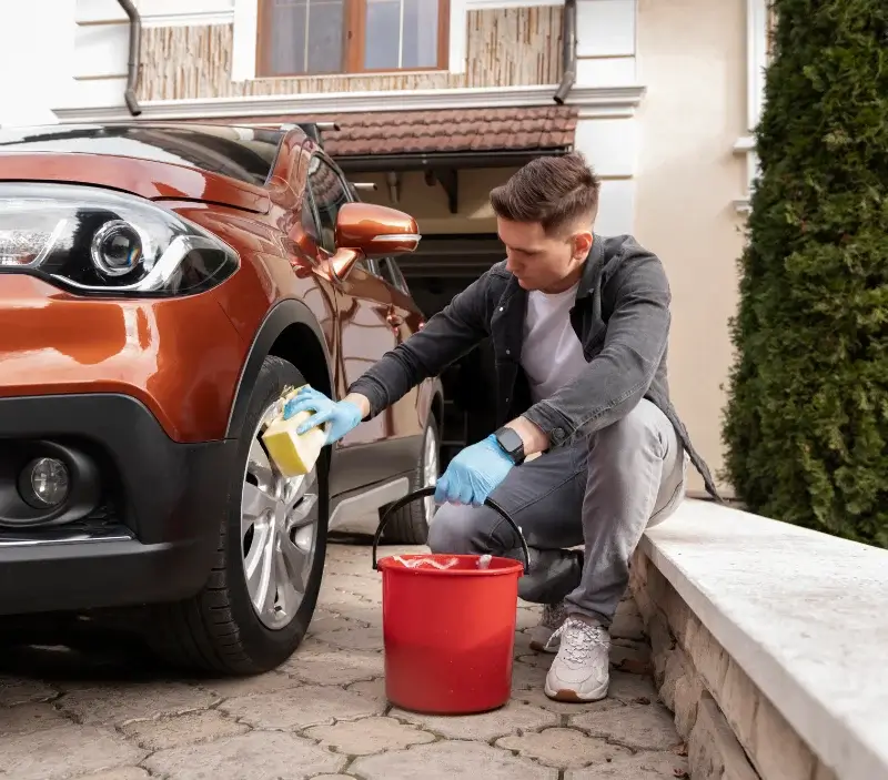 Lavage auto à domicile Sennecey-le-Grand : professionnel intervenant sur un véhicule